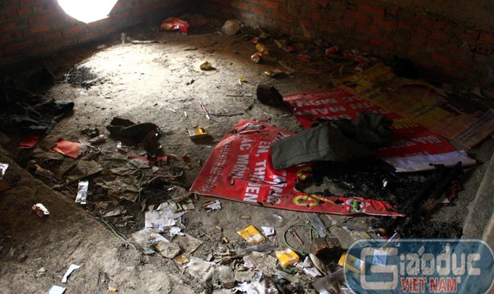 Bên trong một ngôi nhà hoang khu vực Mỹ Đình: Bẩn thỉu và nhiều rác do đám nghiện hút vứt lại